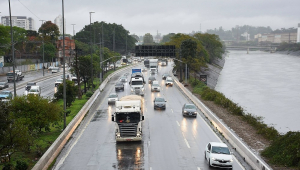 Carros passam durante chuva na marginal Tietê