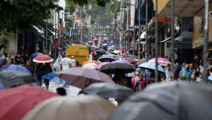 Guarda-chuvas amontoados em rua de São Paulo durante temporal