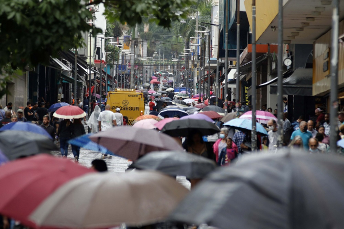 Guarda-chuvas amontoados em rua de São Paulo durante temporal