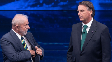 O candidato à presidência Luiz Inácio Lula da Silva (PT) (e) e o presidente e candidato à reeleição, Jair Bolsonaro (PL) (d), durante o debate do segundo turno realizado pelo Grupo Bandeirantes