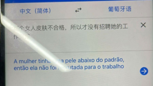 Tela de celular mostra texto traduzido do chinês para o português: "A mulher tinha a pele abaixo do padrão, então ela não foi recrutada"