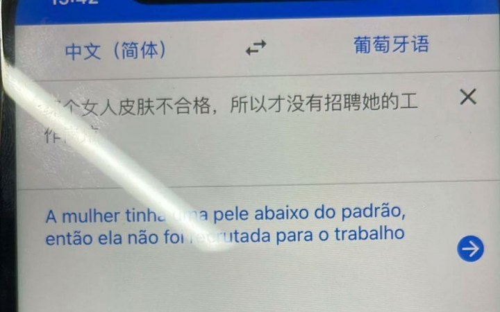 Tela de celular mostra texto traduzido do chinês para o português: 