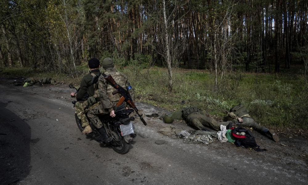 Soldados ucranianos fazem ronda em cidade recuperada 