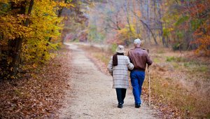 casal de idosos caminhando