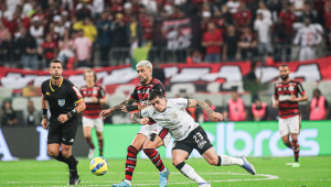 Arrascaeta e Fagner disputam a bola em Corinthians x Flamengo