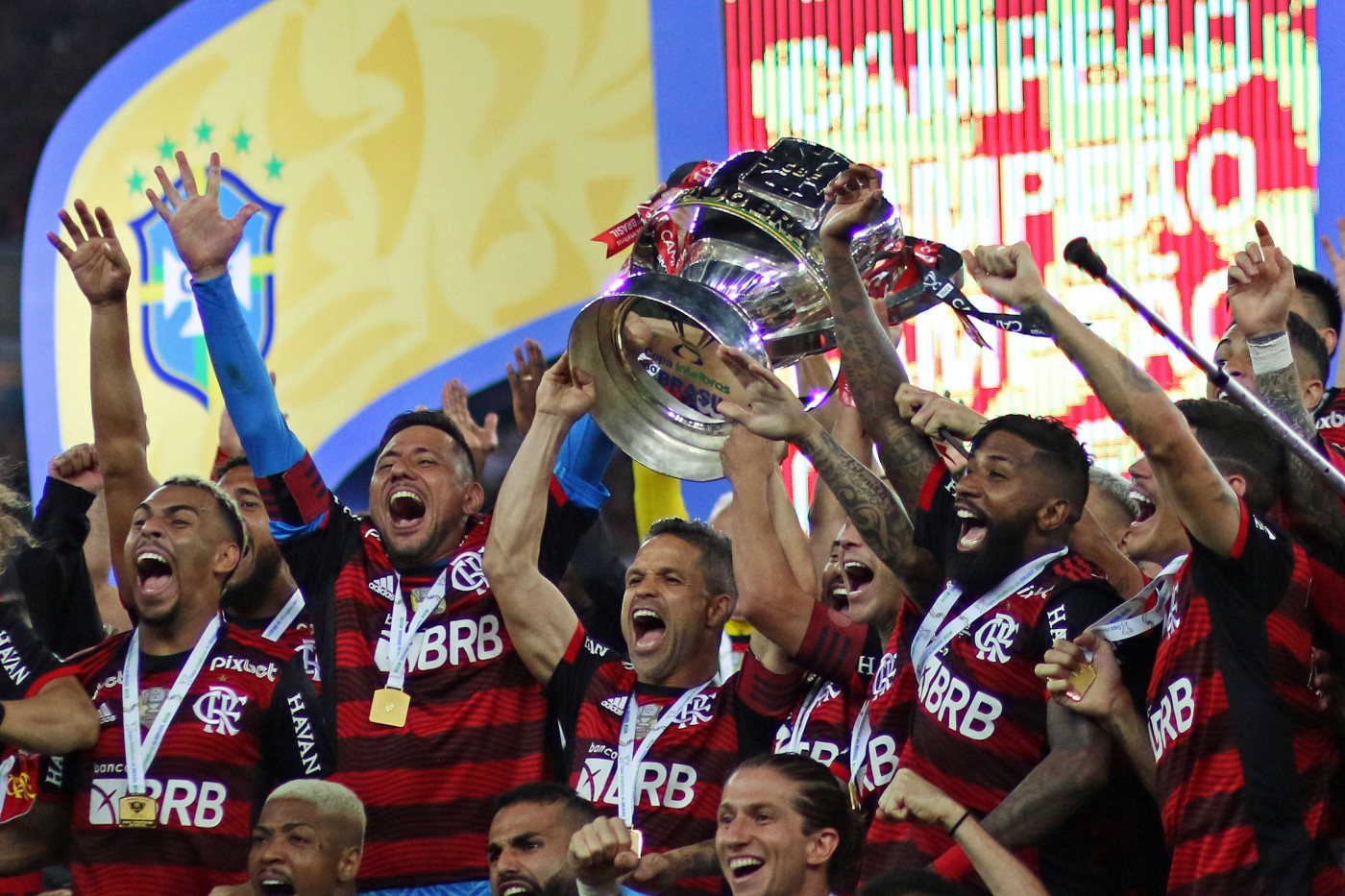 As armas de Flamengo e Corinthians caso a final da Copa do Brasil seja  decidida nos pênaltis - Lance!