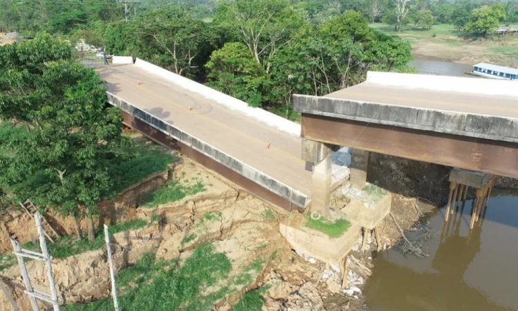 Ponte desaba sobre o Rio Autaz Mirim no Amazonas (Fonte: Jovem Pan)