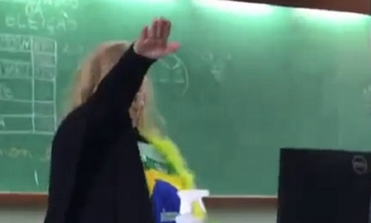 Professora faz gesto nazista dentro de sala de aula