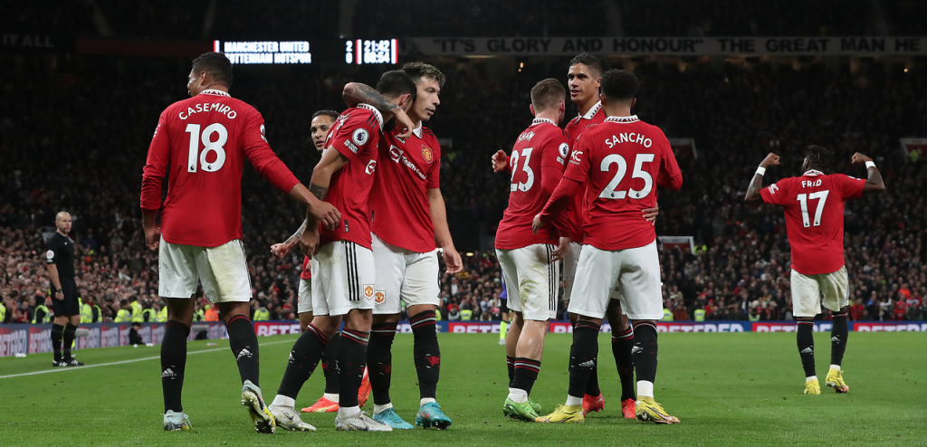 Manchester United vence o Tottenham por 2 a 0 e sobe na tabela do Inglês