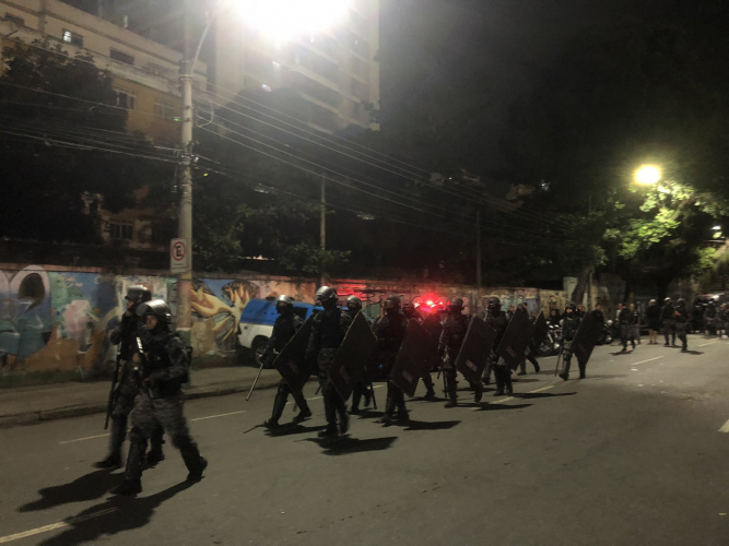 Torcida do Corinthians tenta invadir Maracanã pelo portão de imprensa; 14 são presos 3 ffdscqawyaaaajl