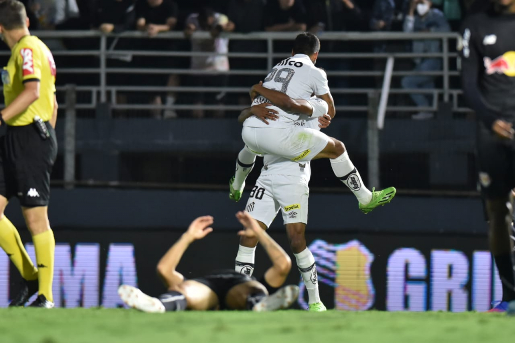 Santos vence o RB Bragantino no Brasileirão e reclama muito da arbitragem