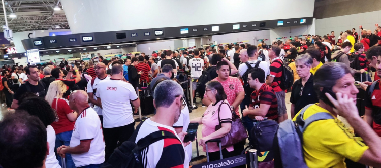 Torcida do Flamengo enfrentando problemas para embarcar no Aeroporto do Galeão, no Rio de Janeiro