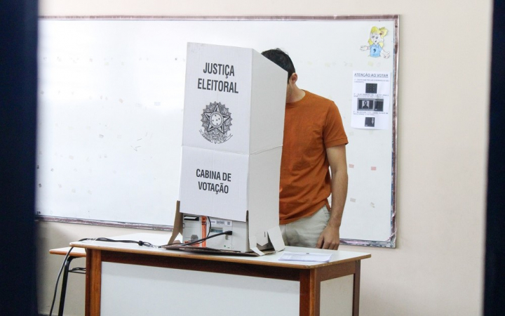 Homem vota em cabine