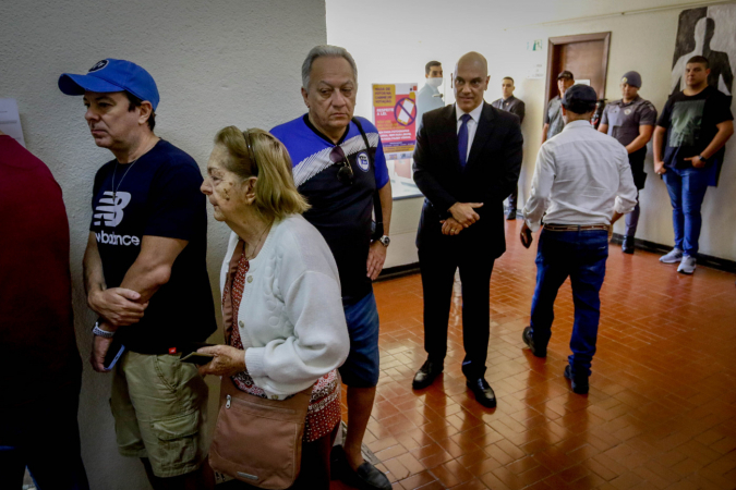 Alexandre de Moraes em fila para votar em São Paulo
