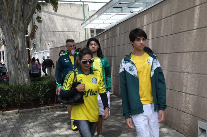 Eleitores com camisa amarela, a maioria da seleção, fazem fila para votar