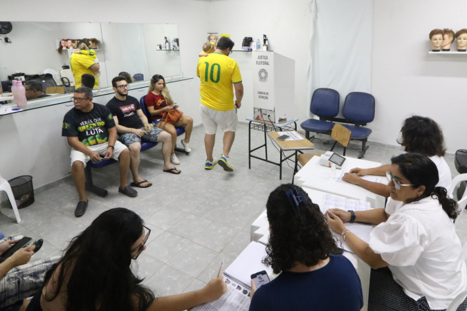 Movimentação de eleitores durante votação em Zona Eleitoral no Centro de Recife