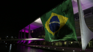 Bandeira do Brasil gigante é colocada no Palácio do Planalto nesta sexta-feira, 14, por ordem do presidente Jair Bolsonaro