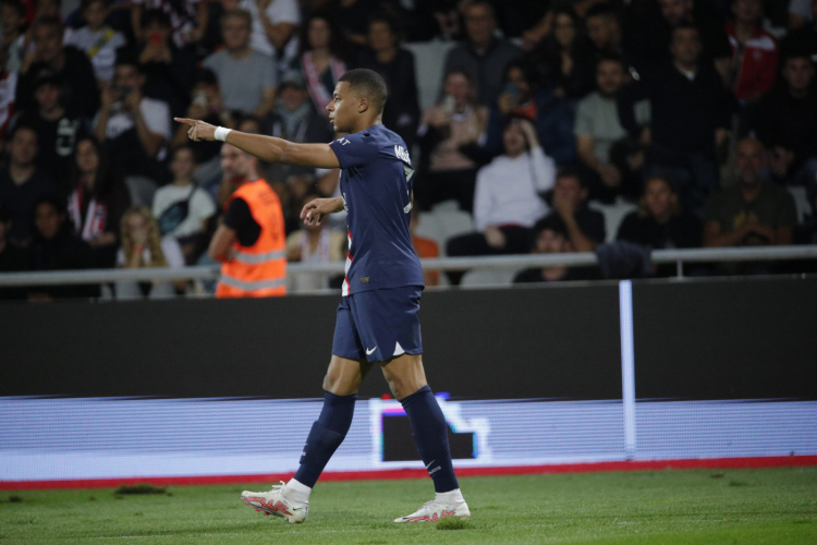Mbappé e Messi brilham, PSG derrota Ajaccio e segue na liderança do Francês 5 mbappe no psg