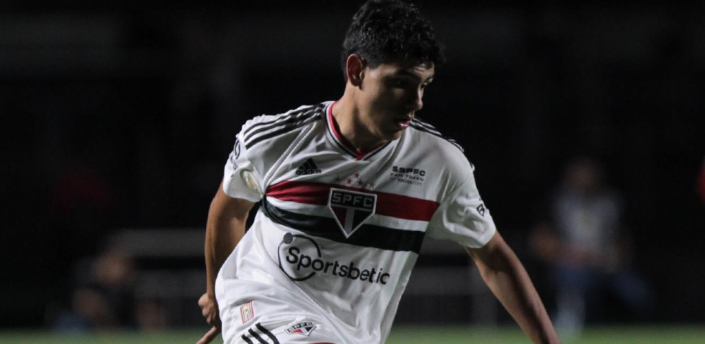 Moreira sofre lesão no joelho em treino e aumenta lista de desfalques