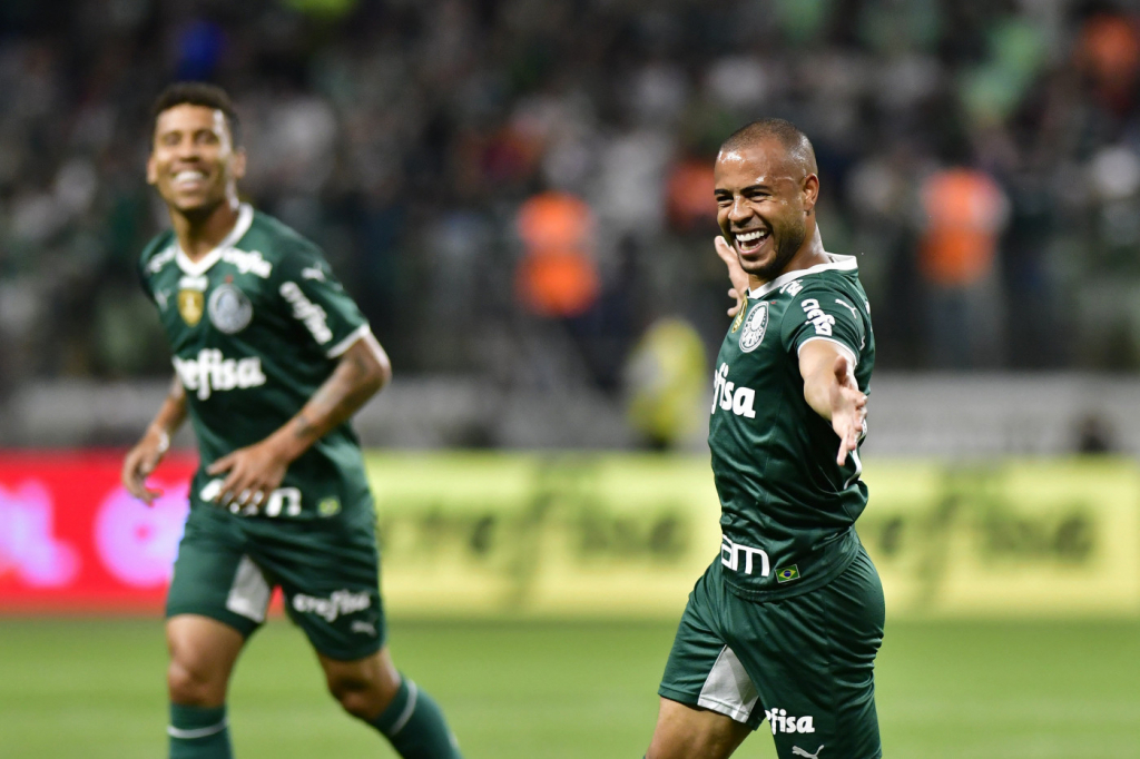 Palmeiras bate o Coritiba, volta a vencer após seis jogos e