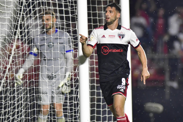 Em jogo atrasado, São Paulo vence o Coritiba e sobe na tabela do Brasileiro 3 odr20221020208