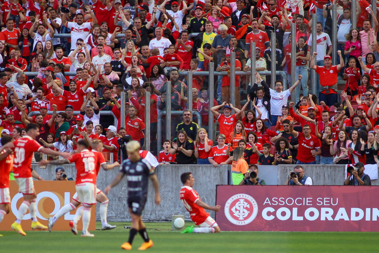 Internacional vence o Santos por 1 a 0 e reassume vice-liderança do Brasileirão 3 onz20221001002 easy resize.com