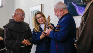 Ao lado de Janja, Lula recebe imagem de São Francisco de Assis de frade