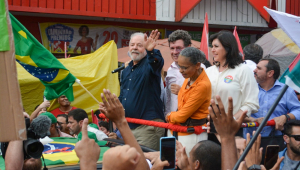 Lula participa de caminhada de campanha em MG