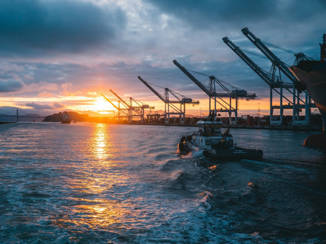 Distante da zona de guerra e com inflação controlada, Brasil fica confortável em meio ao caos da alta do petróleo 3 panoramic shot oil rigs sea with beautiful sunset