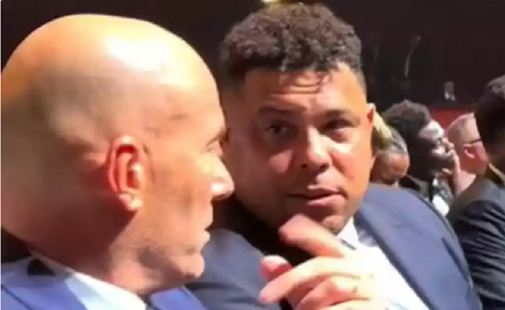 Ronaldo conversando com Zidane durante Bola de Ouro