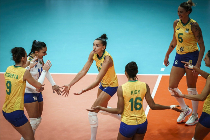 Seleção brasileira de vôlei venceu a Itália por 3 sets a 2 na estreia da 2ª fase do Mundial Feminino