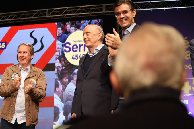 Palco com Edson Aparecido (distante do testo), José Serra e Rodrigo Garcia; atrás, um painel da campanha de Serra