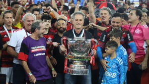 Rodolfo Landim, presidente do Flamengo, segurando a taça da Copa do Brasil 2022