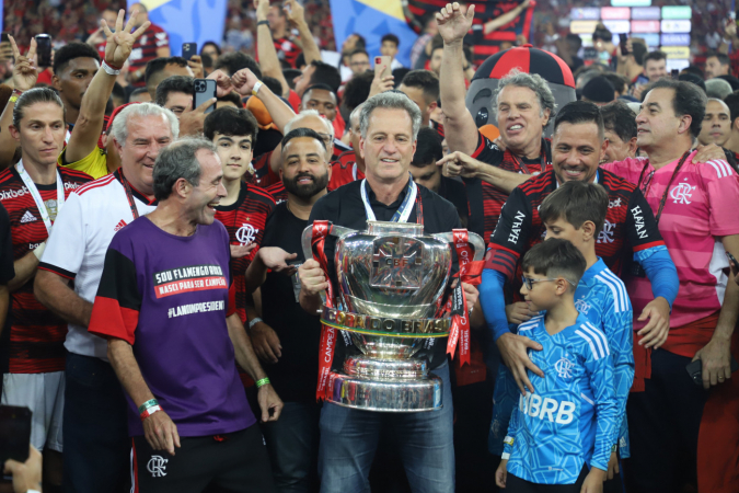 Rodolfo Landim, presidente do Flamengo, segurando a taça da Copa do Brasil 2022