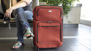 pessoa em aeroporto com bagagem