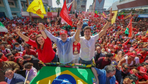 Lula ao lado de aliados em Pernambuco