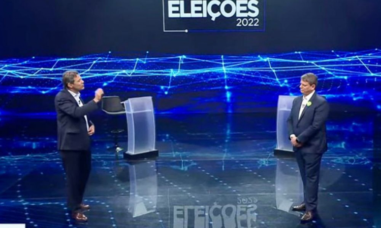 Candidatos debatem em palco de emissora