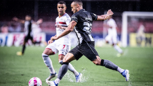 Alisson e Marçal disputam bola em São Paulo x Botafogo