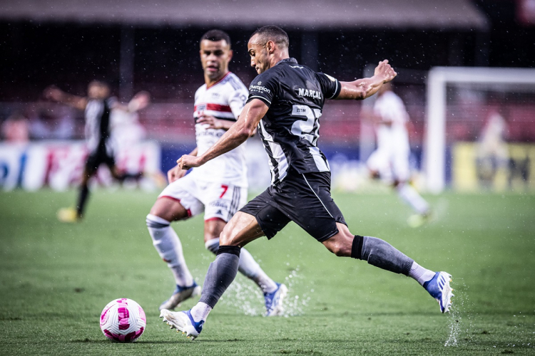 Botafogo marca no fim, vence São Paulo e entra no G8 do Brasileirão 3 wpr20221009013