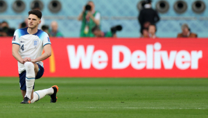Declan Rice se ajoelha antes da partida entre Inglaterra e Irã