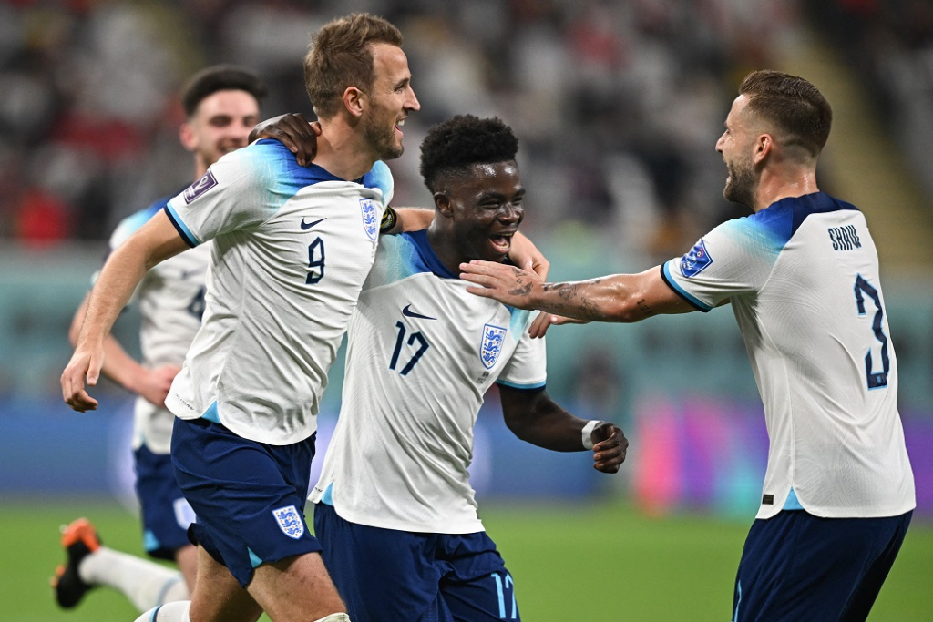 Em jogo de oito gols, Inglaterra goleia Irã em estreia na Copa do Mundo -  Folha PE