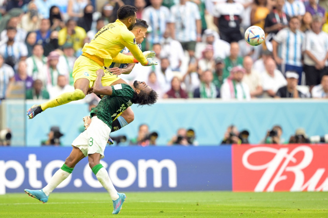 Yasser Al-Shahrani foi cortado da Copa do Mundo após um choque assustador durante a partida contra a Argentina