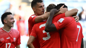 Jogadores da Suíça comemoram gol de Embolo diante de Camarões