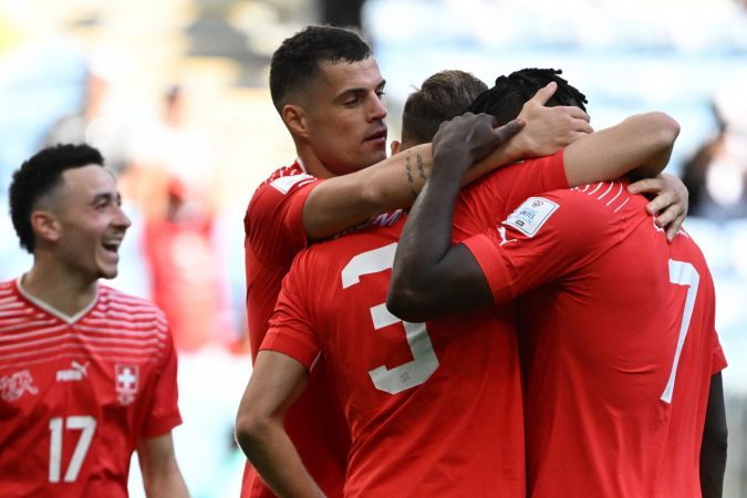Jogadores da Suíça comemoram gol de Embolo diante de Camarões