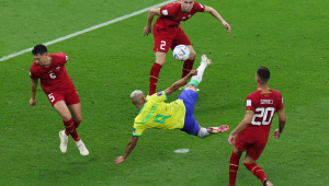 Richarlison, da seleção brasileira, aplica voleio entre três jogadores da Sérvia