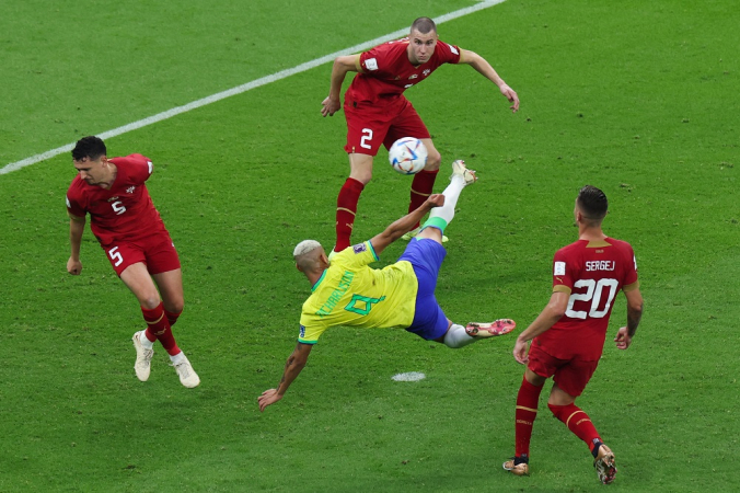 Richarlison, da seleção brasileira, aplica voleio entre três jogadores da Sérvia