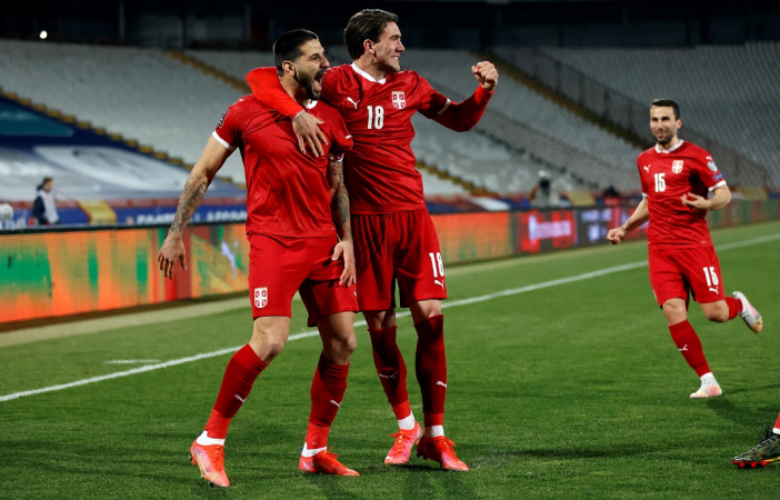 Aleksandar Mitrovic (esquerda) é abraçado por Dusan Vlahovic (direita) durante comemoração em gol da Sérvia