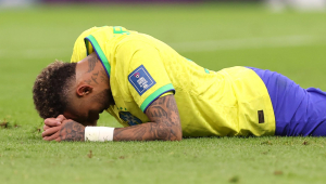 Neymar sentiu dores no tornozelo direito durante a vitória do Brasil sobre a Sérvia