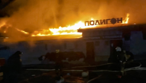 Bombeiros tentam apagar um incêndio no café 'Polygon'