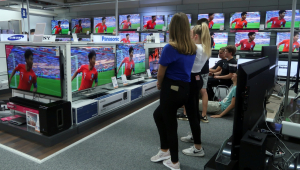 Alunos assistem à partida de futebol da Copa do Mundo entre Coreia do Sul e Alemanha
